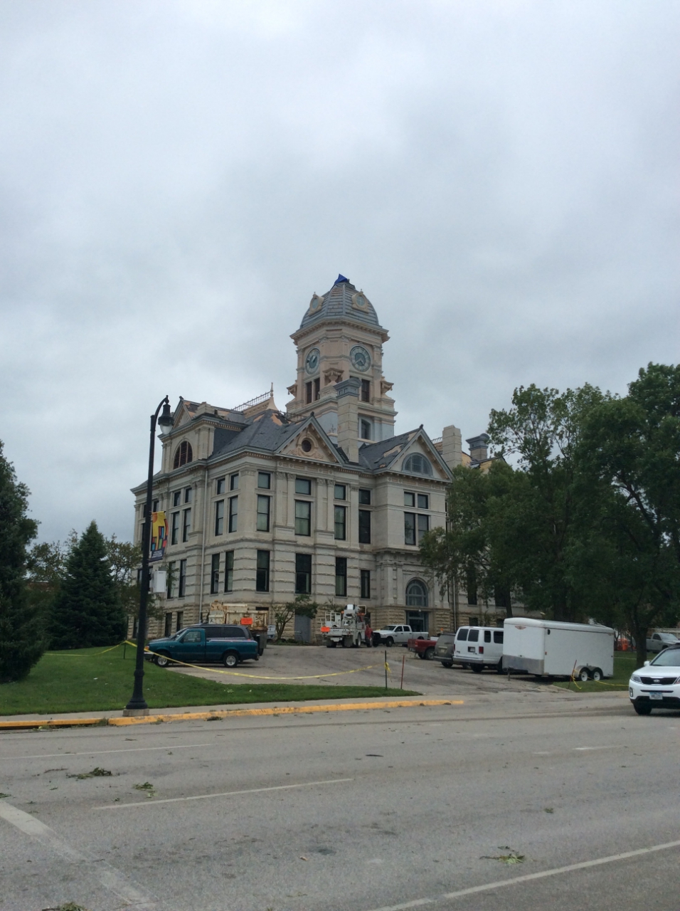 Marshall County Courthouse in Marshalltown missing its clock tower