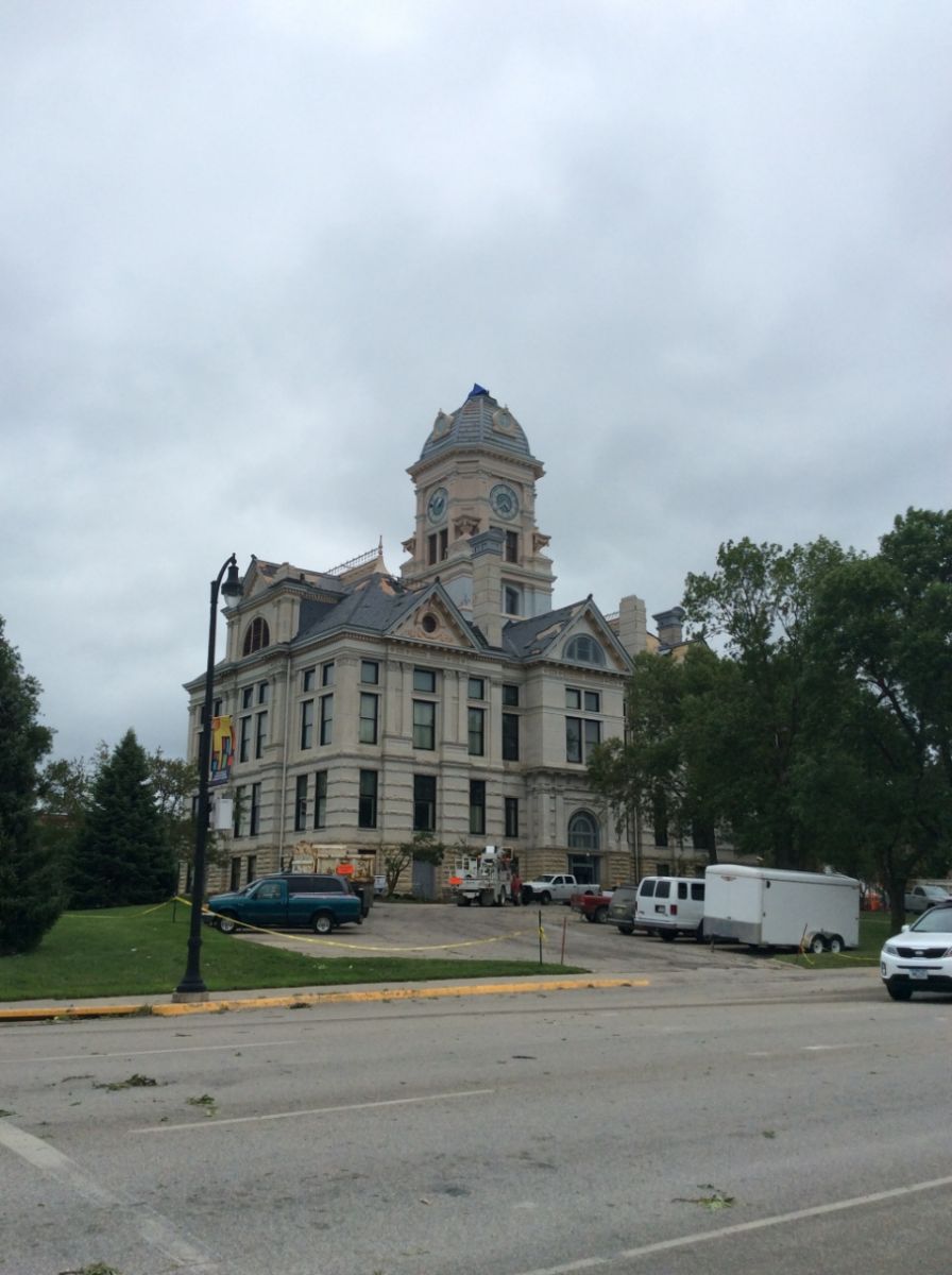 Marshall County Courthouse in Marshalltown missing its clock tower