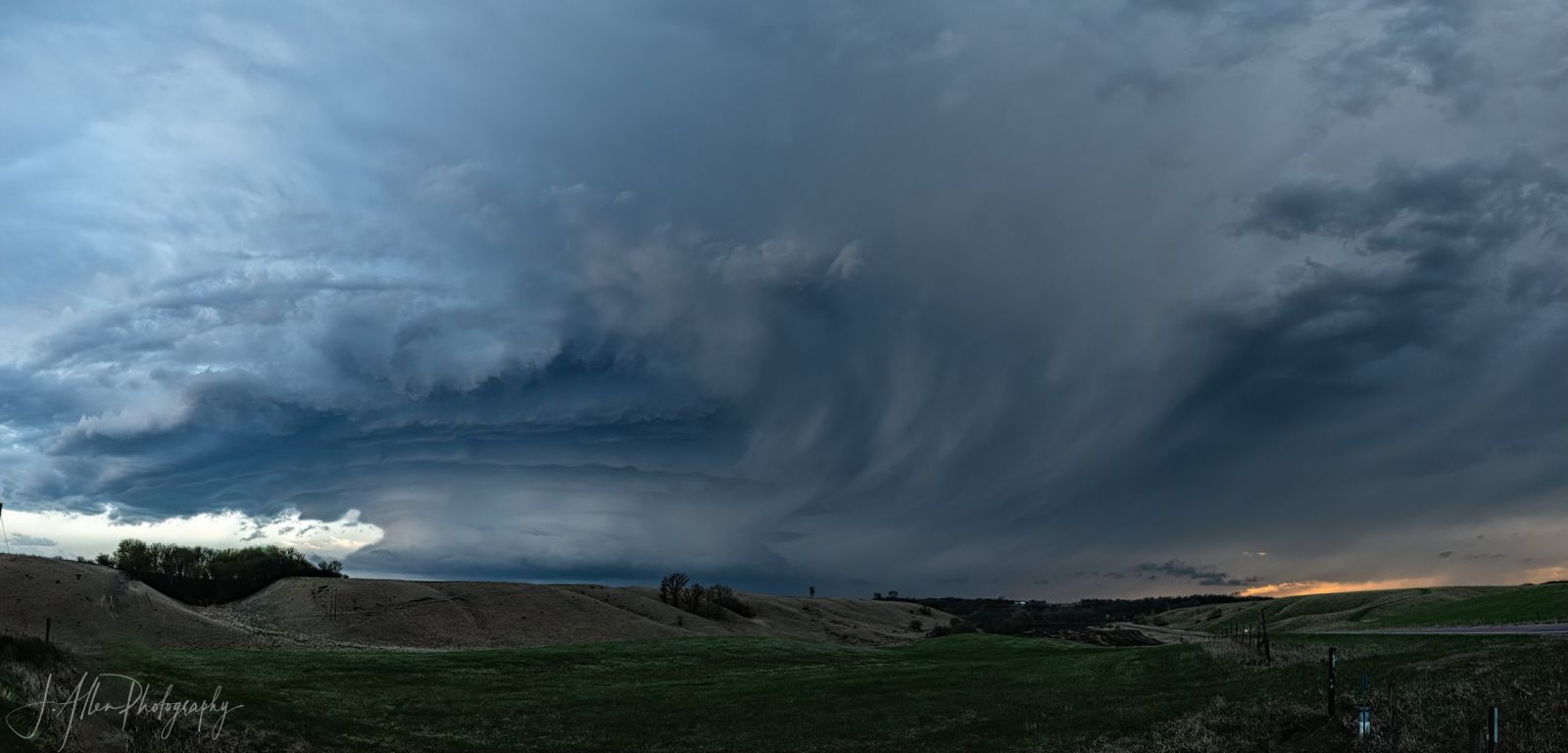 Photo of supercell thunderstorm near Jackson, Minnesota on April 28, 2025
