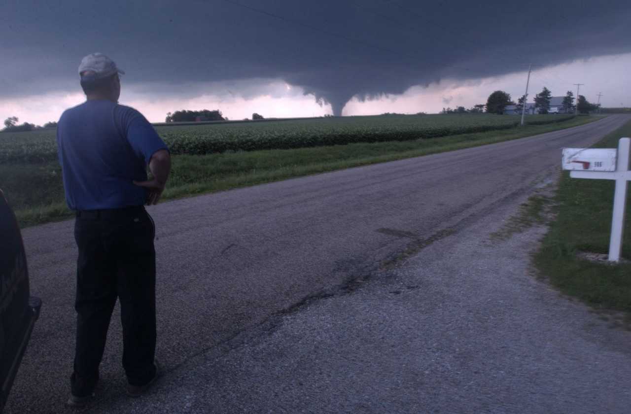 Photo of tornado between Roanoke and Eureka. Photo by Steve Smedley (Bloomington Pantagraph)
