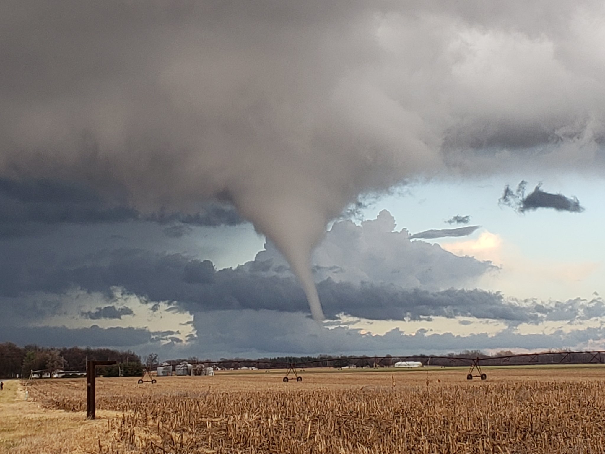 Beardstown tornado at 3:25 pm. Photo by Andrew Pritchard.