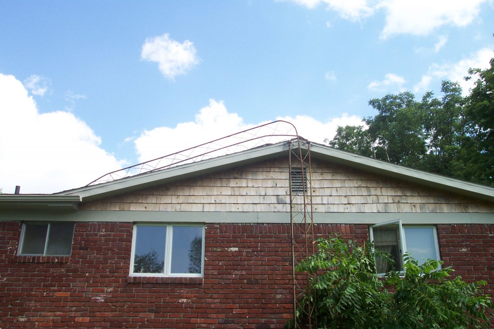 Bent radio antenna