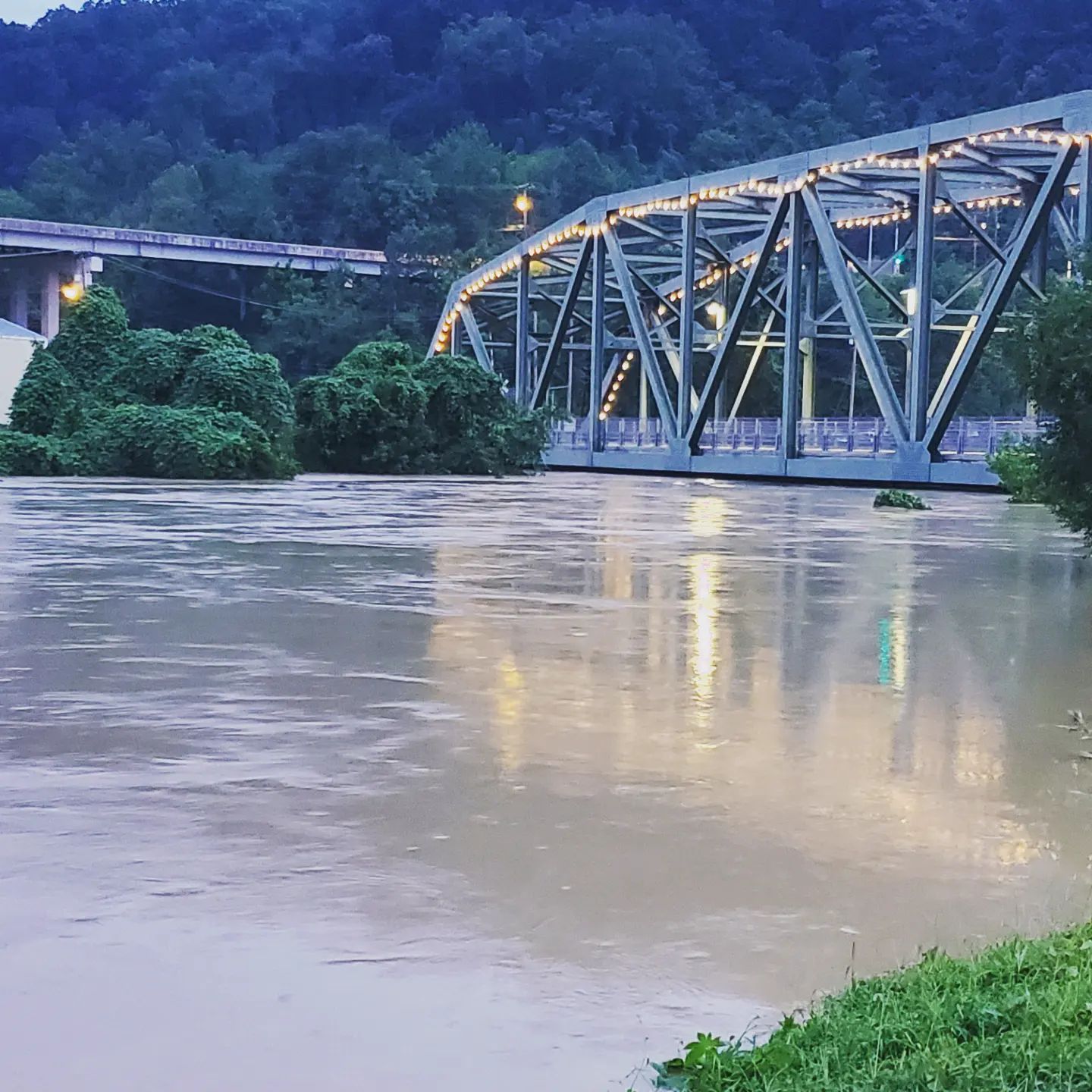 North Fork Kentucky River at Hazard, showing river levels touching the bridge