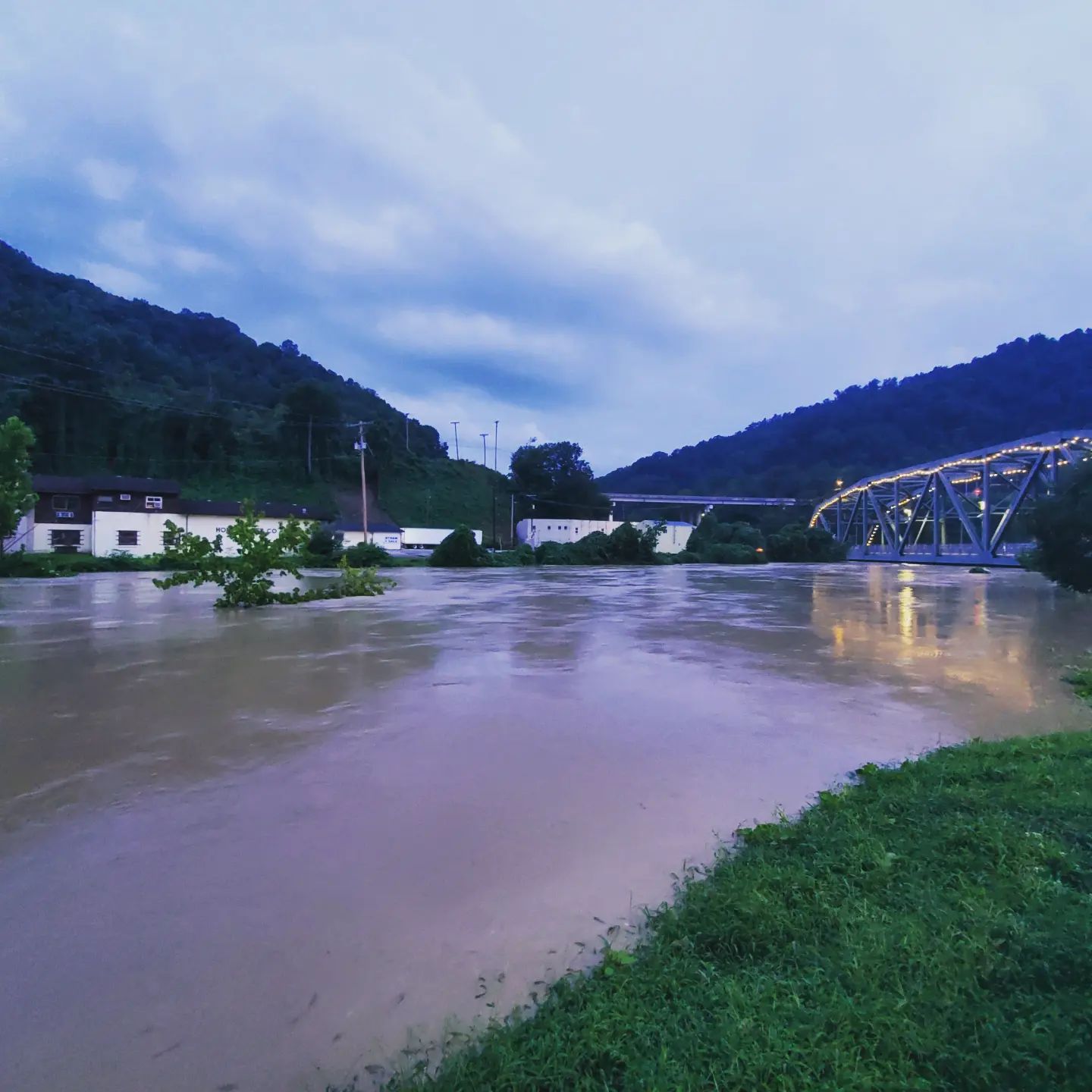 North Fork Kentucky River at Hazard, showing river levels touching the bridge