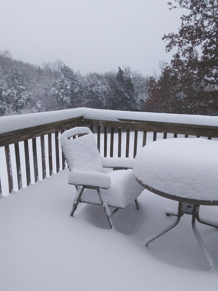 Deep snow in Upton, KY January 22, 2016