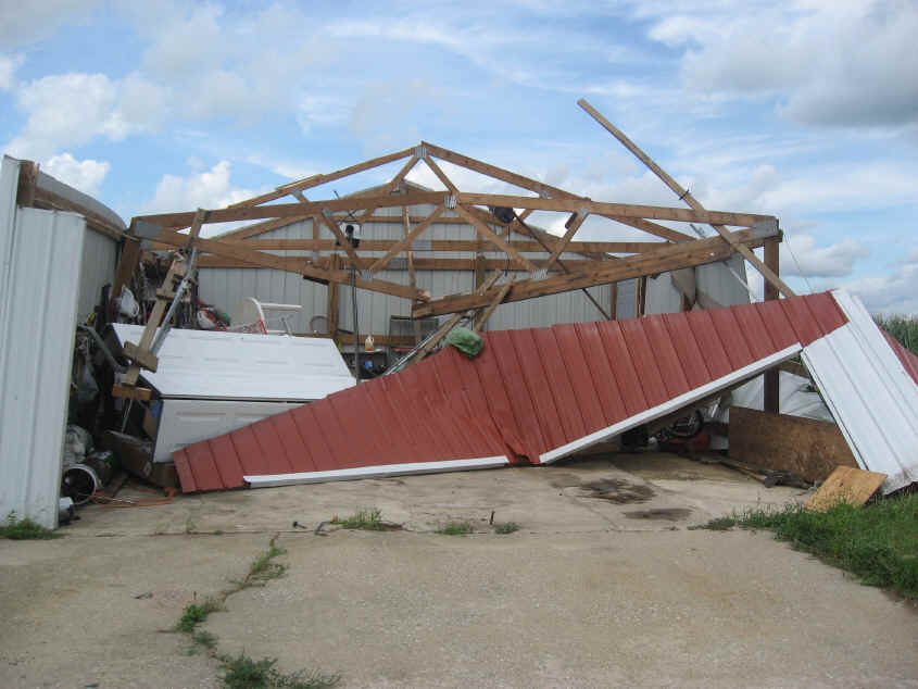 Photo of tornado damage near Pittwood