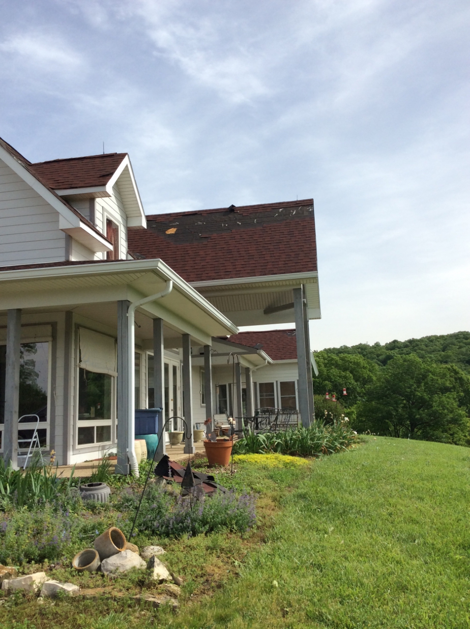 Photo of minor roof damage to home in Augusta, MO