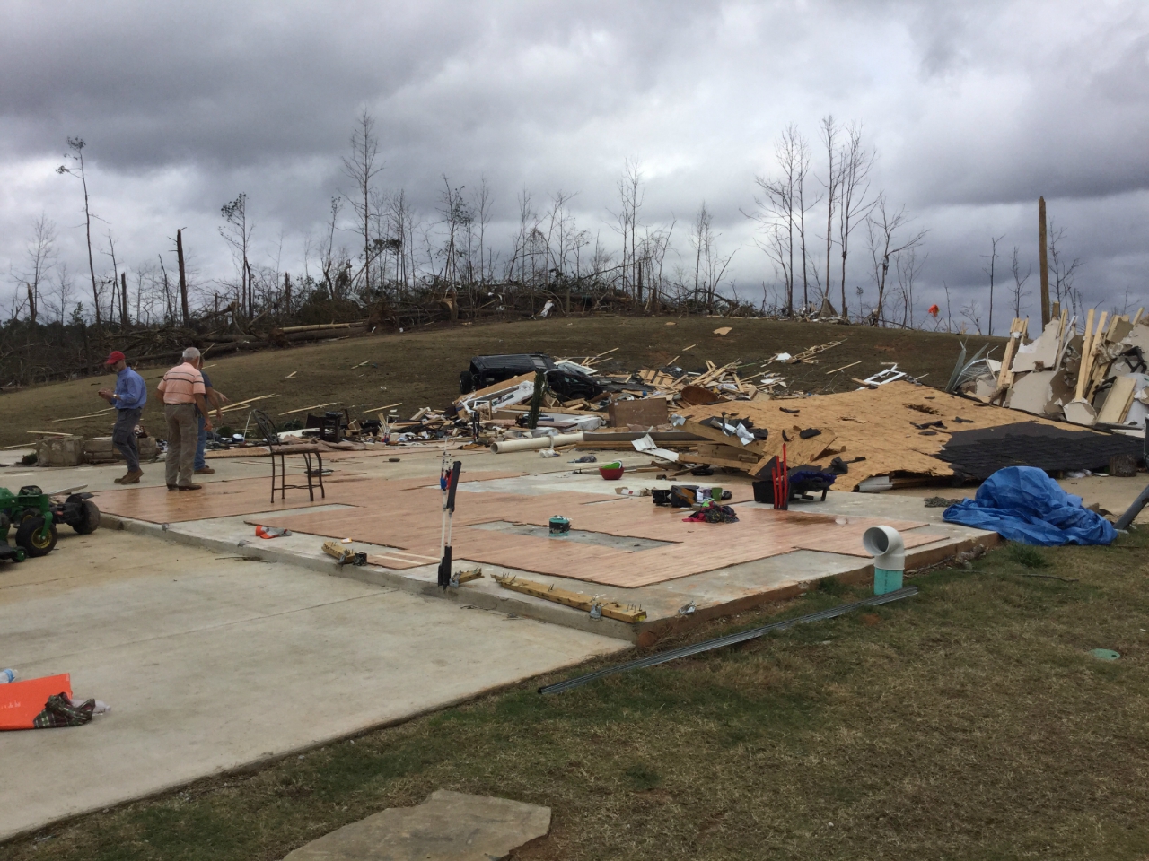 damage in benton county of house from tornado