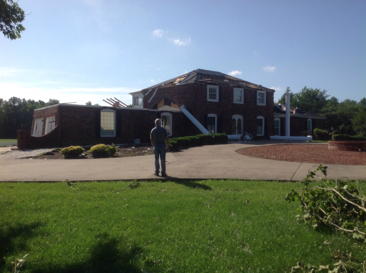 Photo of heavily damaged house near West Frankfort, IL