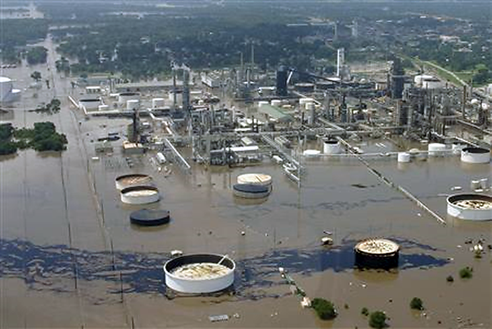 Aerial view shows oil spill from Coffeyville Resources refinery in the Verdigris River in Coffeyville, Kansas July 2, 2007. Coffeyville Resources' oil refinery in Kansas was submerged under four to six feet of water due to flooding, a Montgomery County Emergency Management coordinator said Tuesday.
Credit: Reuters/Cindy Price/The Coffeyville Journal/Handout