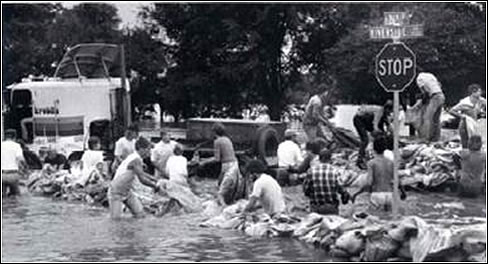 Sandbagging on Riverside Dr. in Tulsa, OK 1986. Image from “From Harm’s Way: Flood-hazard mitigation in Tulsa, Oklahoma”