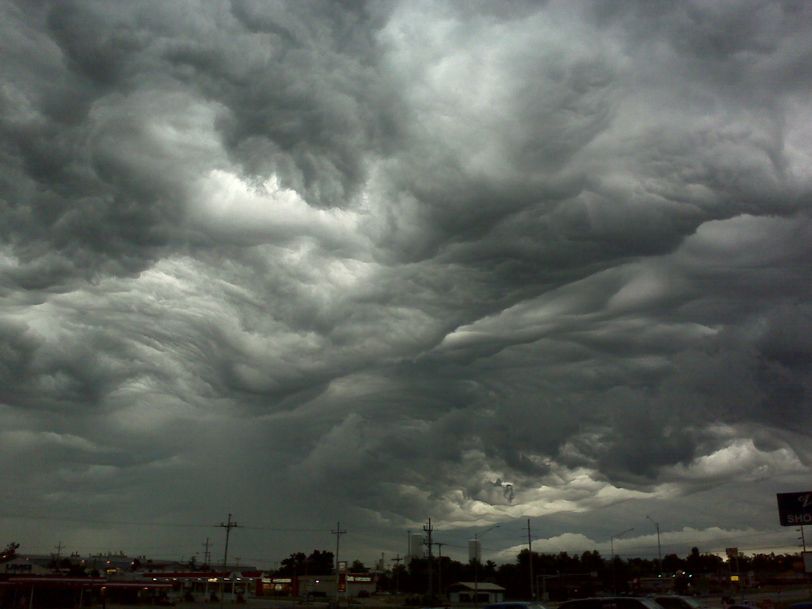 Unique 'Undulatus Asperatus' Clouds - June 7th, 20101600 x 1200