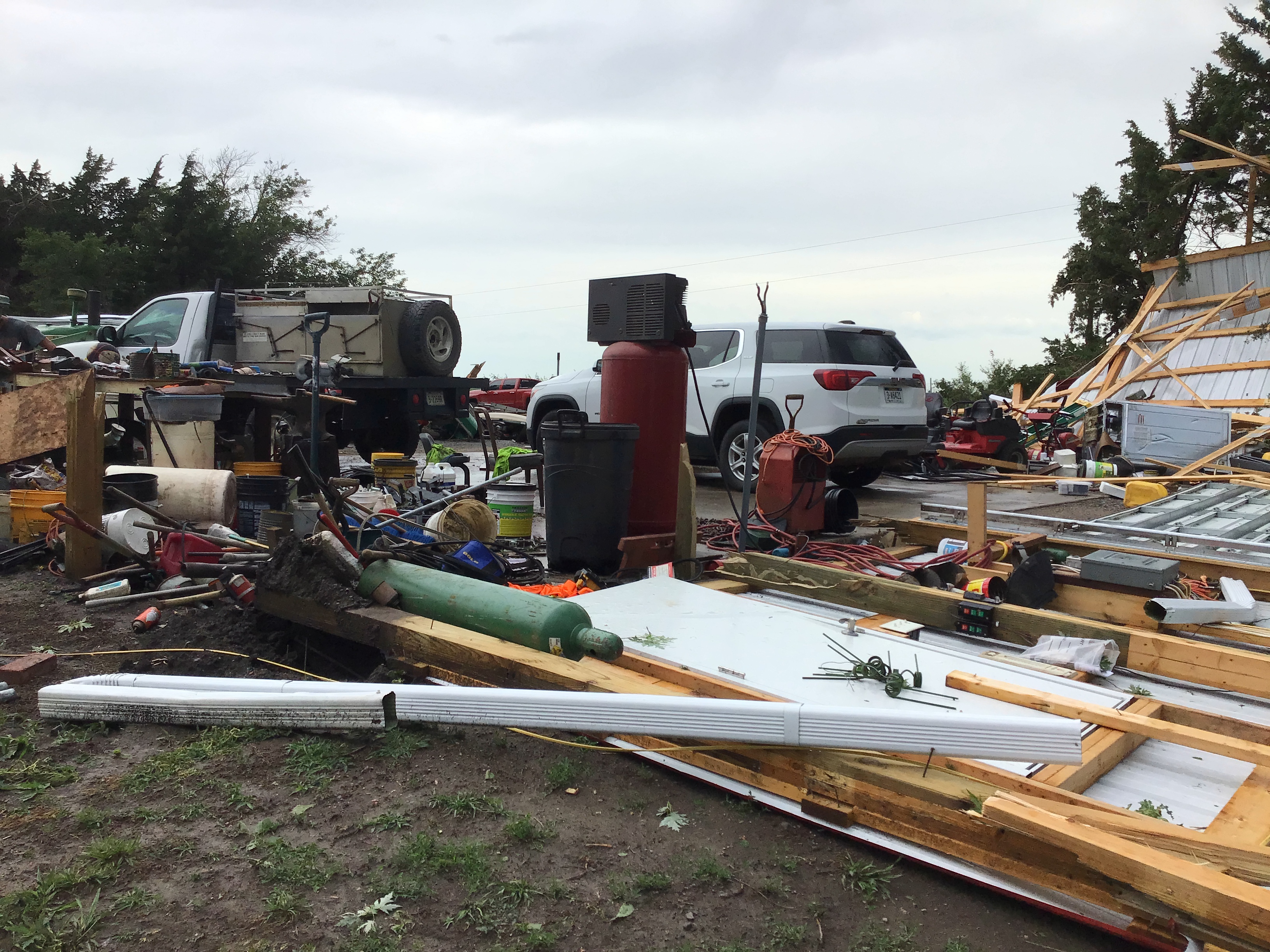 EF-1 damage to an outbuilding along the KS/NE border.